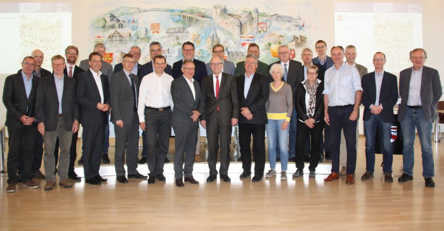 Der Ausschuss für Verbraucherschutz und Veterinärwesen des Landkreistages NRW mit seinem Vorsitzenden Stephan Pusch, Landrat des Kreises Heinsberg (sechster von links), tagte im Paderborner Kreishaus. Paderborns Landrat Manfred Müller (siebter von links) begrüßte die Teilnehmerinnen und Teilnehmer.   Bildnachweis: Amt für Presse- und Öffentlichkeitsarbeit, Kreis Paderborn, Michaela Pitz